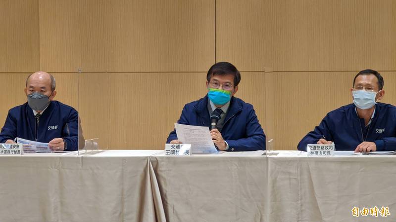 去年交通事故為近5年首次降但酒駕死亡增10%，交通部長王國材（中）表示，酒駕的渾蛋再酒駕就吃牢飯。（記者鄭瑋奇攝）