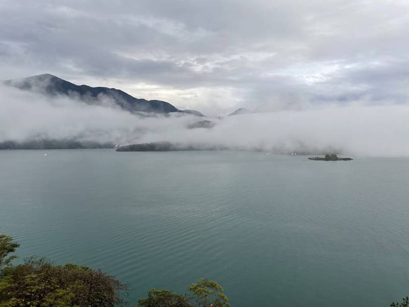 今年冬季枯水期降雨較多，日月潭最近還因寒流雨勢，不僅雲霧繚繞飄滿仙氣，水位也逼近高水位，水情較為樂觀。（圖由陳姓民眾提供）