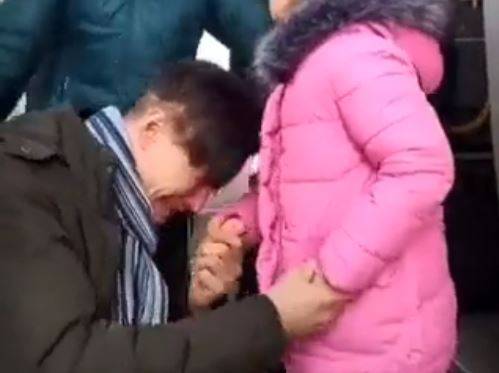 俄罗斯挥军乌克兰，砲火摧残，网路流传一段影片指称，一名乌克兰父亲送家人到安全区自己独守原地，将女儿送上接驳车时相拥而泣，网友看了眼泪也溃堤。（撷取自推特）(photo:LTN)