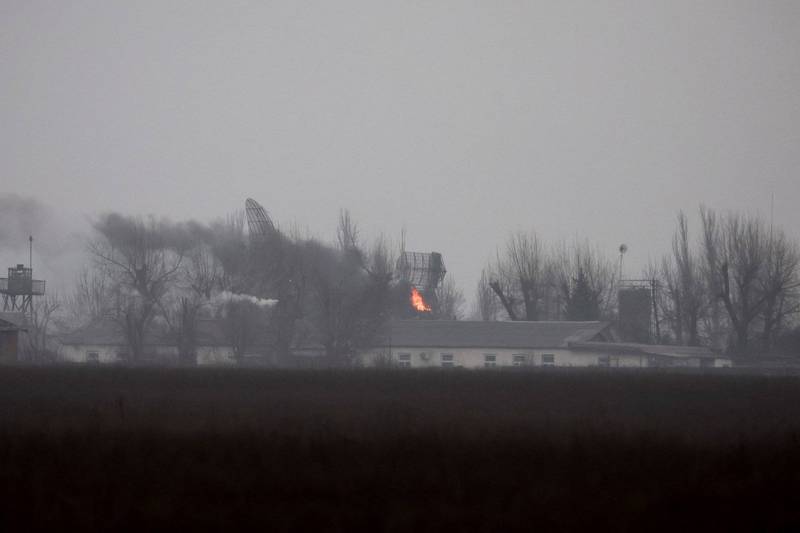 俄羅斯飛彈空襲烏克蘭機場，位於烏克蘭東部頓涅茨克州的馬里烏波爾機場燃起熊熊大火。（路透）