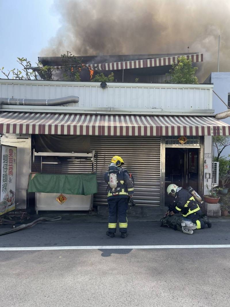 嘉義市嘉南街143號發生火警，因1樓為臭豆腐店家，當時業者還緊急疏散，幸無人員受傷。（嘉義市消防局提供）