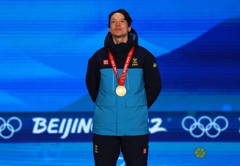 瑞典的北京冬奥双金选手冯德波已将其中一面金牌送给华裔瑞典籍的异议人士桂民海。图为冯德波12日在北京冬奥男子竞速滑冰10000公尺项目中获颁金牌。（欧新社）(photo:LTN)