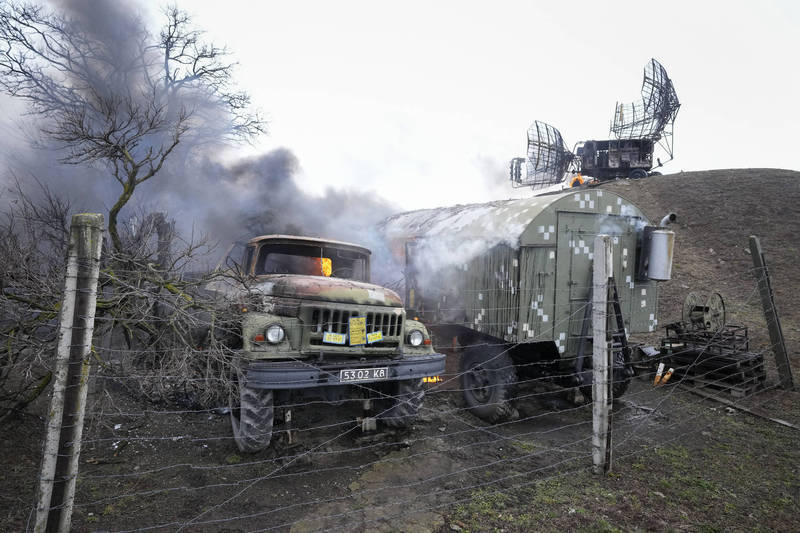 俄國國防部稍早稱，俄軍空降兵主力已封鎖基輔西部，並透露俄軍已控制基輔附近重要的安托諾夫機場（Antonov Airport）。（美聯社）