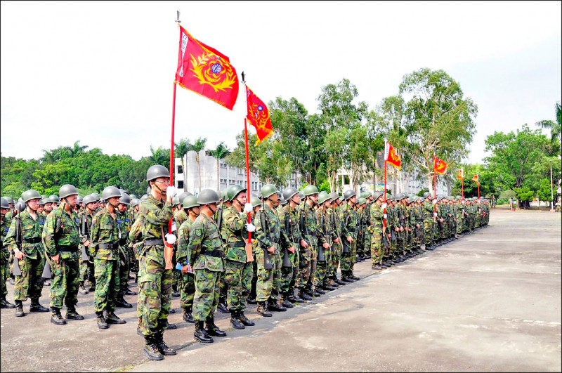 民進黨立委王定宇表示，我國後備軍人雖號稱兩百五十萬人，但不是疏於訓練、就是因軍事訓練役僅有四個月的役期而「訓練不足」。（取自國防部發言人臉書）