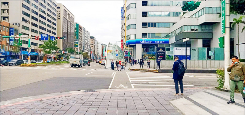 台北市議員鍾佩玲要求交通局盡快提升自行車道系統品質。（鍾佩玲提供）