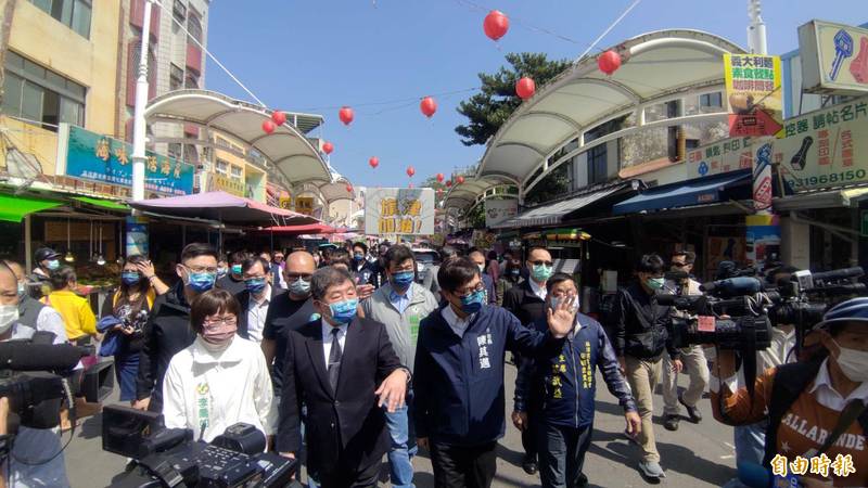 高雄市長陳其邁與衛福部長陳時中等人，今造訪旗津地區為商圈業者打氣。（記者王榮祥攝）