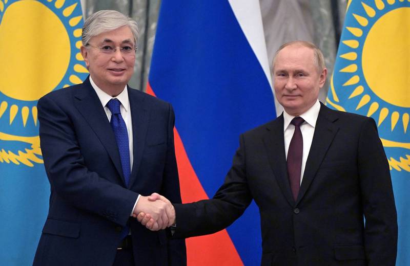 哈萨克总统托卡叶夫（Kassym-Jomart Tokayev，左），拒绝俄国总统普廷（右）出兵协助进攻乌克兰的请求。（美联社资料照）(photo:LTN)