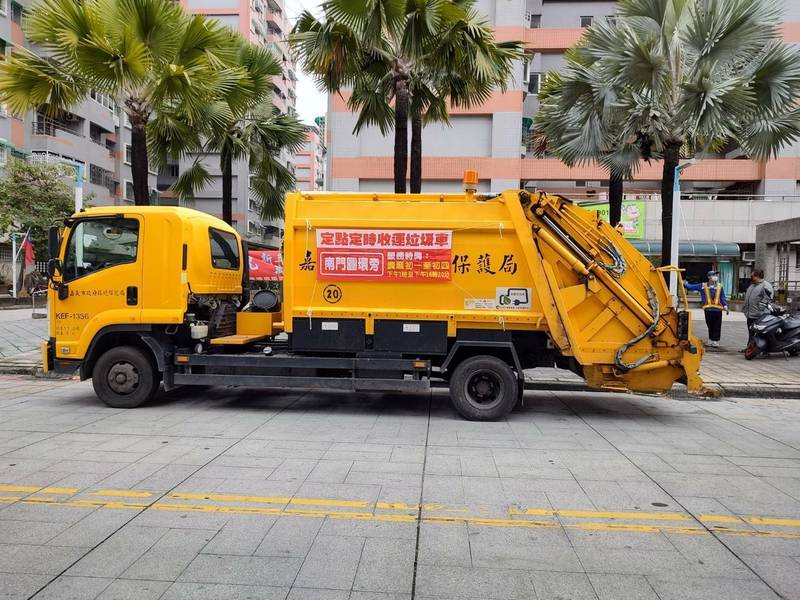 嘉義市環保局在東、西區設置11處定時定點垃圾車，另在湖子內區段徵收設有34處定時定點專車收運垃圾。（嘉義市環保局提供）