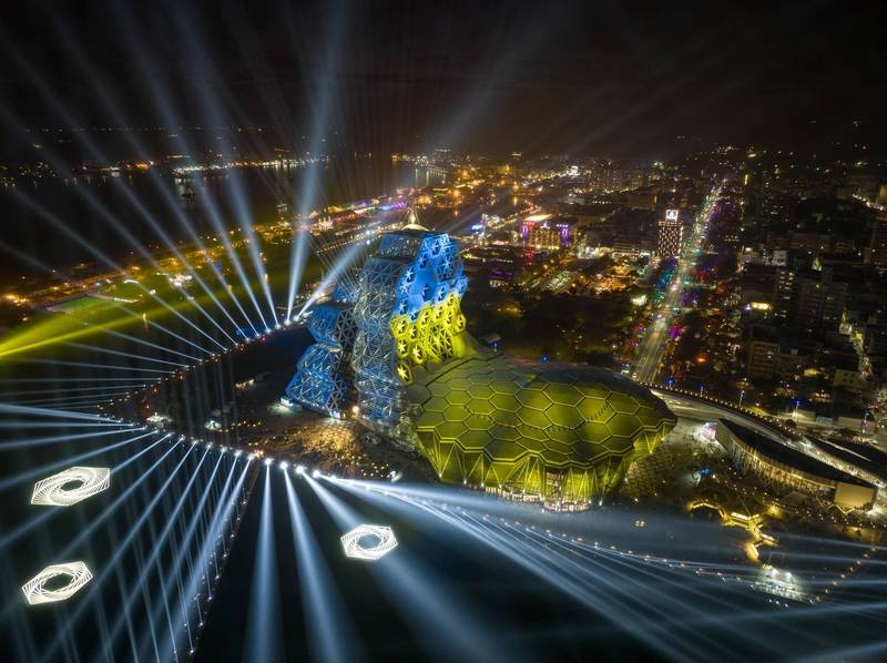 愛河灣今晚展現烏克蘭國旗的藍與黃。（記者王榮祥翻攝）
