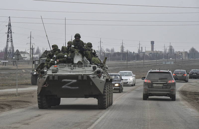 乌克兰军方今（26）日唿吁民众，将街道上的路标全部拆除，使俄军没办法辨认方向。图为前往乌克兰的俄罗斯军队。（欧新社）(photo:LTN)