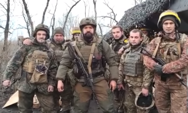 烏東前線的烏克蘭軍隊第56旅連長薩拉滕科（中）與同袍錄製影片向俄軍嗆聲。（圖翻攝自Юрій Бутусов 臉書）