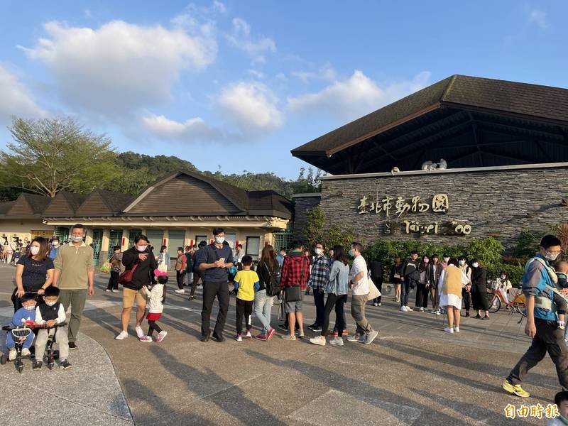 台北市立動物園訂定新版的門票收費標準，全票將調漲至120元，漲幅百分百。（記者蔡亞樺攝）