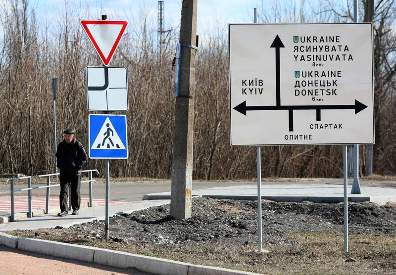 乌克兰军方今（26）日唿吁民众，将街道上的路标全部拆除，使俄军没办法辨认方向。图为一名男子经过乌东顿内茨克（Donetsk）的路标。（法新社）(photo:LTN)