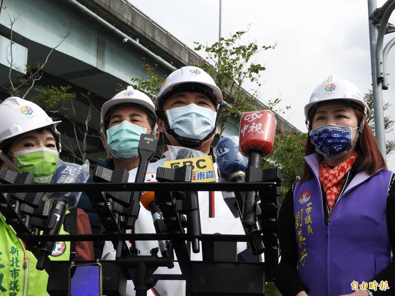 二二八連假各地風景區出現旅遊潮，新北市長侯友宜提醒民眾，優先把防疫做好。（記者賴筱桐攝）