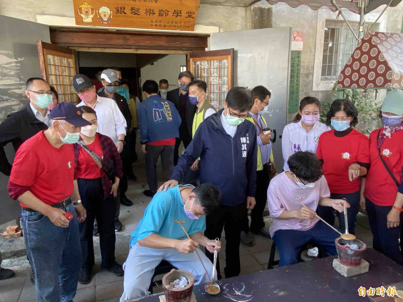 陳其邁（中）表示，24歲以下年輕人失業率是6都最低。（記者黃旭磊攝）