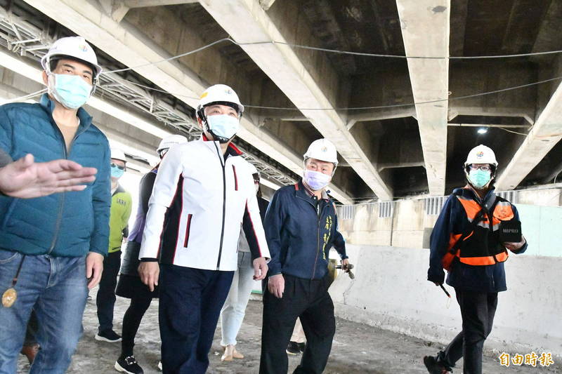 新北市長侯友宜今天視察板橋浮洲橋下市區道路優化工程。（記者賴筱桐攝）