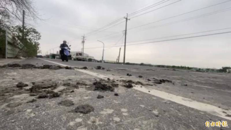 農忙期田間道路常見泥塊污染路面，嚴重時造滿條路都是泥塊。（記者黃淑莉攝）