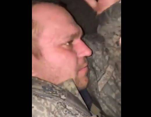 推特今日流传一段影片，称一名俄罗斯少校遭到乌克兰俘虏，影片可见俄罗斯少校被拔军阶，并被众人大骂。（撷取自推特）(photo:LTN)