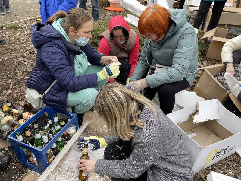 乌克兰聂伯城一群女性忙着制作燃烧弹，准备给俄军迎头痛击。（图撷自Sarah Rainsford推特）(photo:LTN)