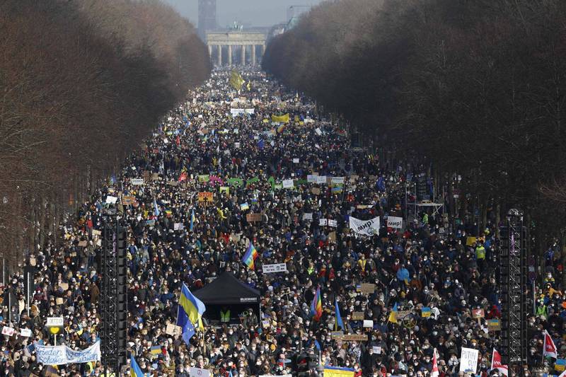 俄罗斯入侵乌克兰进入第4日，德国柏林今（27）日有10万群众上街声援乌克兰、抗议俄罗斯总统普廷（Vladimir Putin）发动战争。（法新社）(photo:LTN)