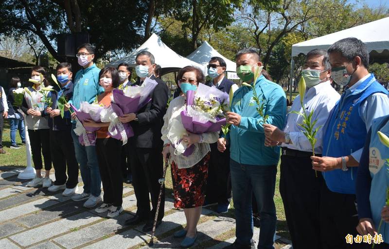 市府今天在大里國光公園二二八紀念碑前舉辦紀念追思會，台中市副市長黃國榮（右5）、立委何欣純（右6）、大台中二二八協會理事長廖苓惠（右4）等人獻花追思。（記者陳建志攝）