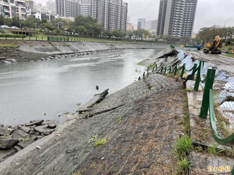 益群橋上游右岸因去年8月豪雨沖刷，造成護岸損壞、水防道路下陷，水利局進行災害修復工程，預計5月底完工。（記者陳文嬋攝）