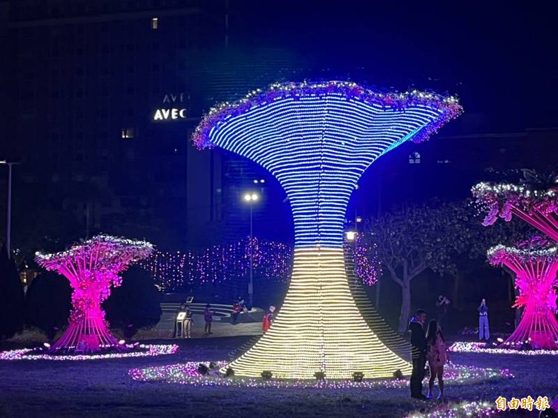 桃園燈會壓軸「桃花林」主燈展演，點燈秀「烏克蘭國旗色」 祈願和平。（記者李容萍攝）