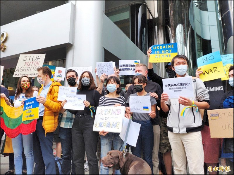 在台烏克蘭人以及聲援者連續兩天在莫北協所在大樓前抗議俄羅斯入侵烏克蘭。（記者楊丞彧攝）