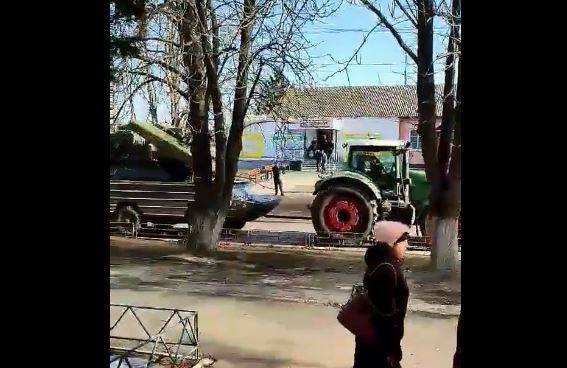 今日又传出一段另台曳引机拖着军用车跑的影片。（撷取自推特）(photo:LTN)