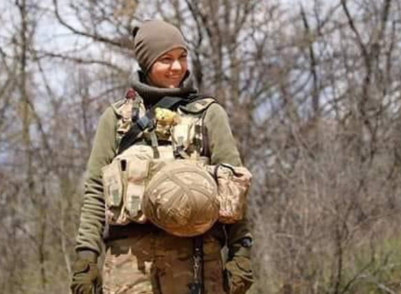 烏克蘭「國民女兵」茨維拉（Iryna Tsvila）傳出在與俄軍作戰時陣亡，民眾紛紛悼念並直呼她是「女英雄」。（圖擷自@IAPonomarenko推特）