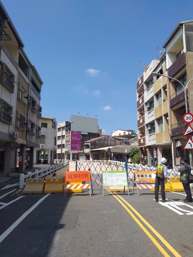 位於台南東區的府連路車行地下道延長封閉到今年四月三十日。(圖由南市交警大隊提供) 位於台南東區的府連路車行地下道延長封閉到今年四月三十日。(圖由南市交警大隊提供)
