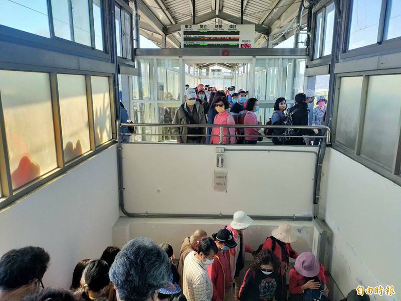 泰安火車站二二八連假期間，白天每列區間車約有數百名乘客同時下車，卻只能走樓梯。（記者張軒哲攝）