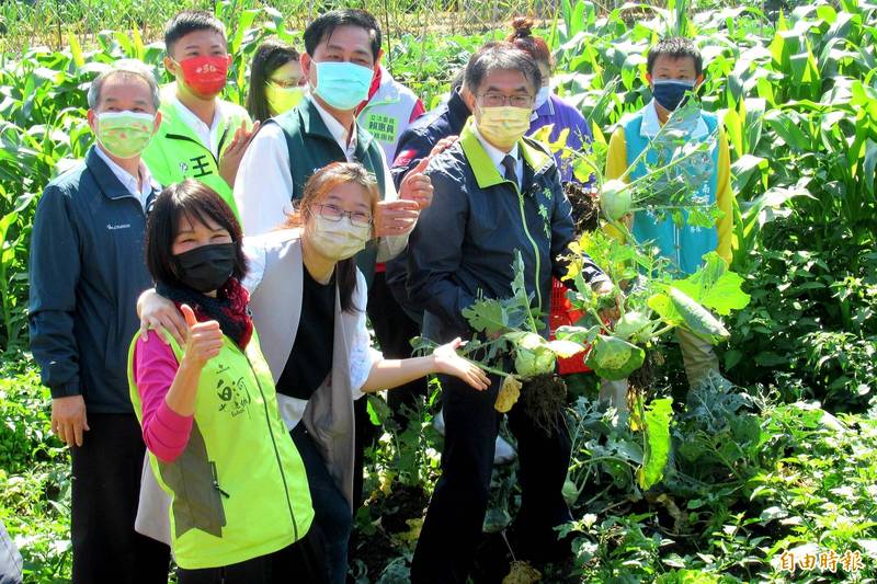 友善高齡族群、永續綠色照顧，白河草店社區「草地不老店工坊」今揭牌，台南市長黃偉哲體驗採收蔬菜。（記者王涵平攝）