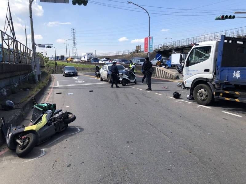 新北市蘆洲環堤大道及2號越堤道口發生貨車與2輛機車車禍，其中1名外送員傷重不治，圖為車禍現場。（記者吳仁捷翻攝）