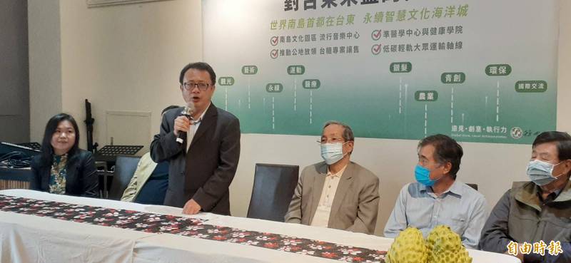 賴坤成公開宣布加入2022台東縣長戰局，盼獲民進黨徵召提名。（記者陳賢義攝）