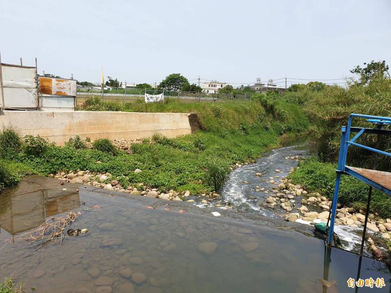 東明溪是社子溪支流，其中三陽段有無取水口、捨施破舊等問題。（記者許倬勛攝）