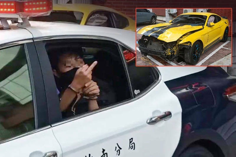 葉男被移送時，上警車後竟還搖下車窗比中指畫面。（民眾提供，資料照，本報合成）