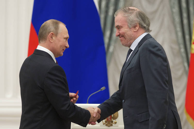 与普廷友好、来自俄罗斯的慕尼黑爱乐首席指挥葛济夫（右）被开除。图为普廷2016年颁赠「俄罗斯联邦国家奖」给葛济夫。（美联档案照）(photo:LTN)