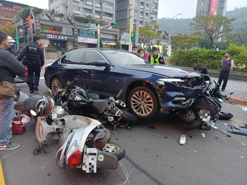 藍色BMW迴轉衝撞10車，3人送醫1命危。（記者姚岳宏翻攝）