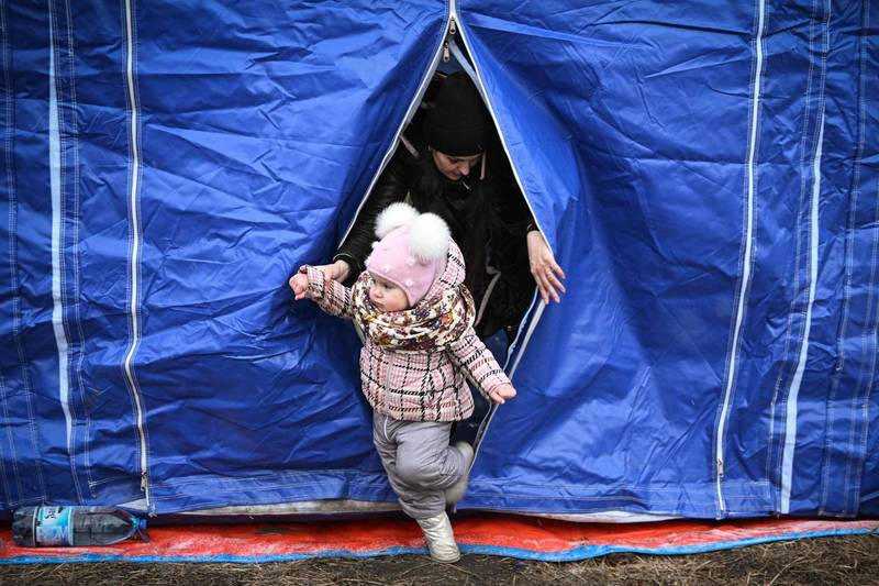 乌克兰一对母子因为战火被迫逃离家乡，在罗马尼亚紧急服务机构的帮助下找到暂时避难住所。（法新社）(photo:LTN)