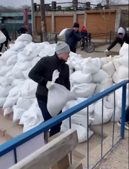 敖德萨居民协力以沙袋搭建防御工事。（图翻摄自推特）(photo:LTN)