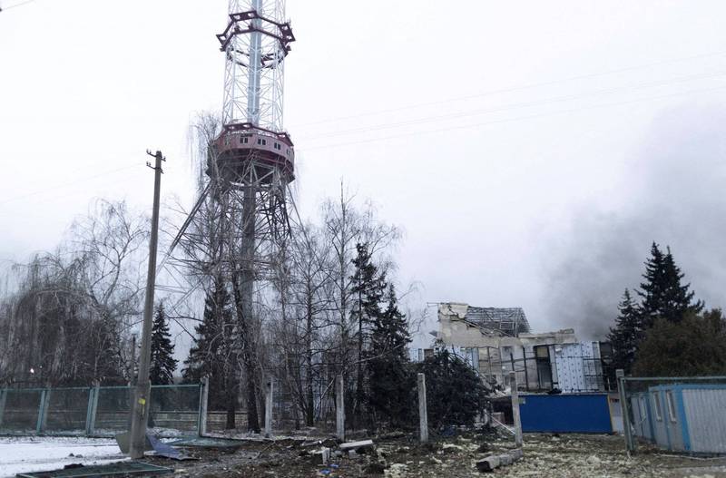 基輔電視塔被炸後，周邊設施受損。（路透）