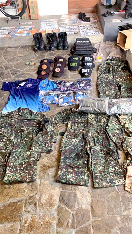 菲國軍警查扣該集團槍彈、假車牌、軍方制服、
刑警T恤等大批贓證物。 （記者邱俊福翻攝）