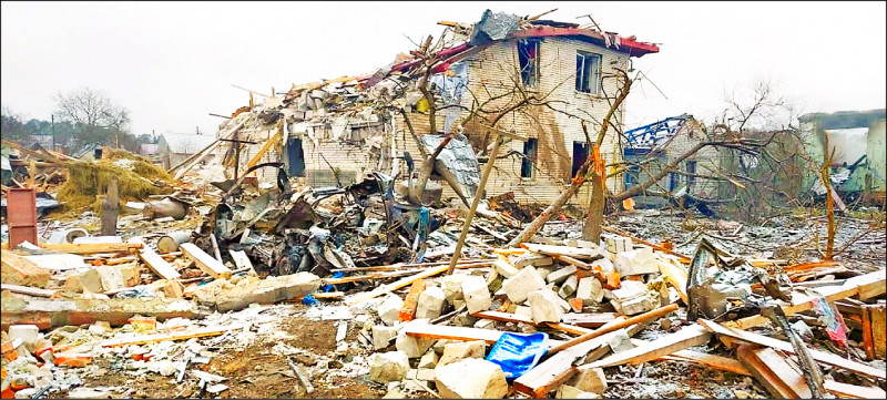 烏克蘭北部日托米爾地區遭俄軍攻擊，一處住宅區被摧毀。（路透）