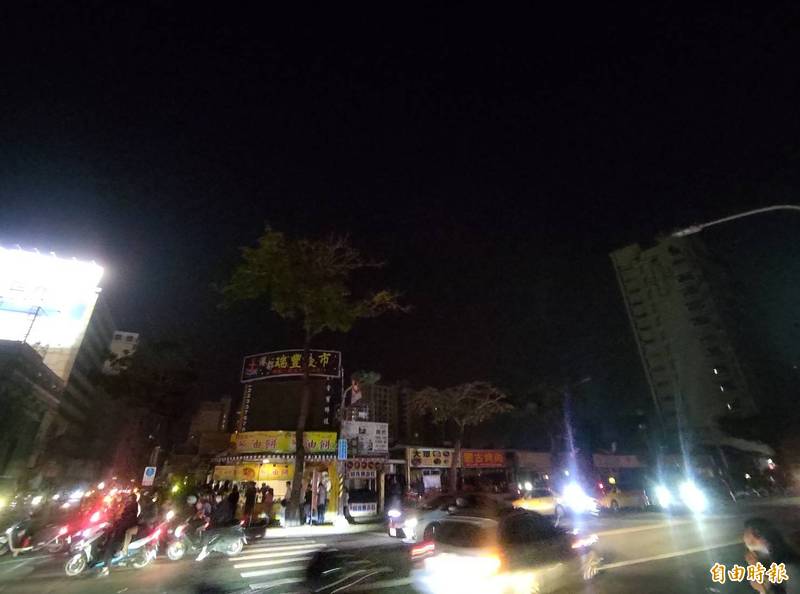 高雄瑞豐夜市電來得較慢，今晚一度成為正港「夜」市。（記者王榮祥攝）