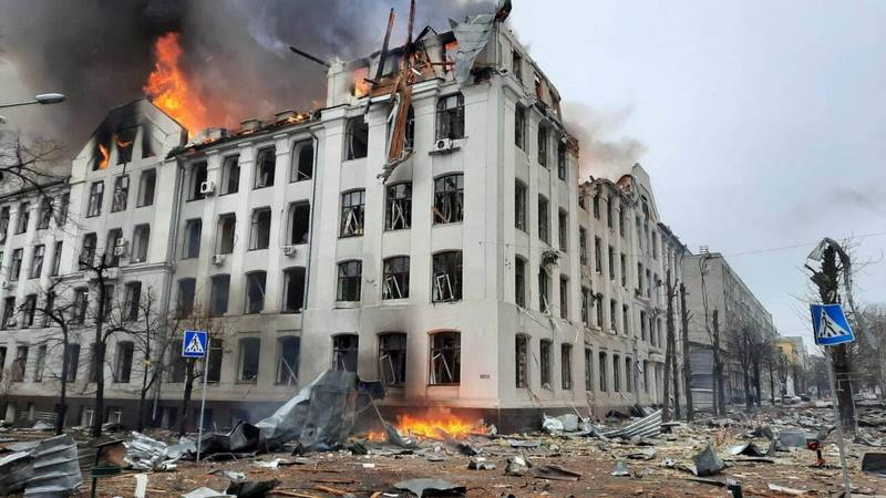乌克兰国家紧急事务部公佈哈尔科夫警察局2日遭砲轰起火影像。（法新社）(photo:LTN)