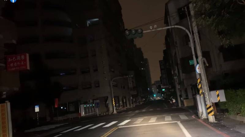 台南市永康區昨深夜突然停電，影響超過6千戶，引發大批網友抱怨。（圖擷自臉書我是台南人）