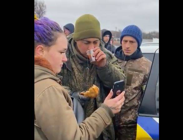 网路近日传出一段影片，指一名俄军士兵因为迷路，被乌克兰民众团团包围，但接下来，民众不但拿出食物、热茶让他食用，还借手机让他打电话给家人报平安。（撷取自推特）(photo:LTN)