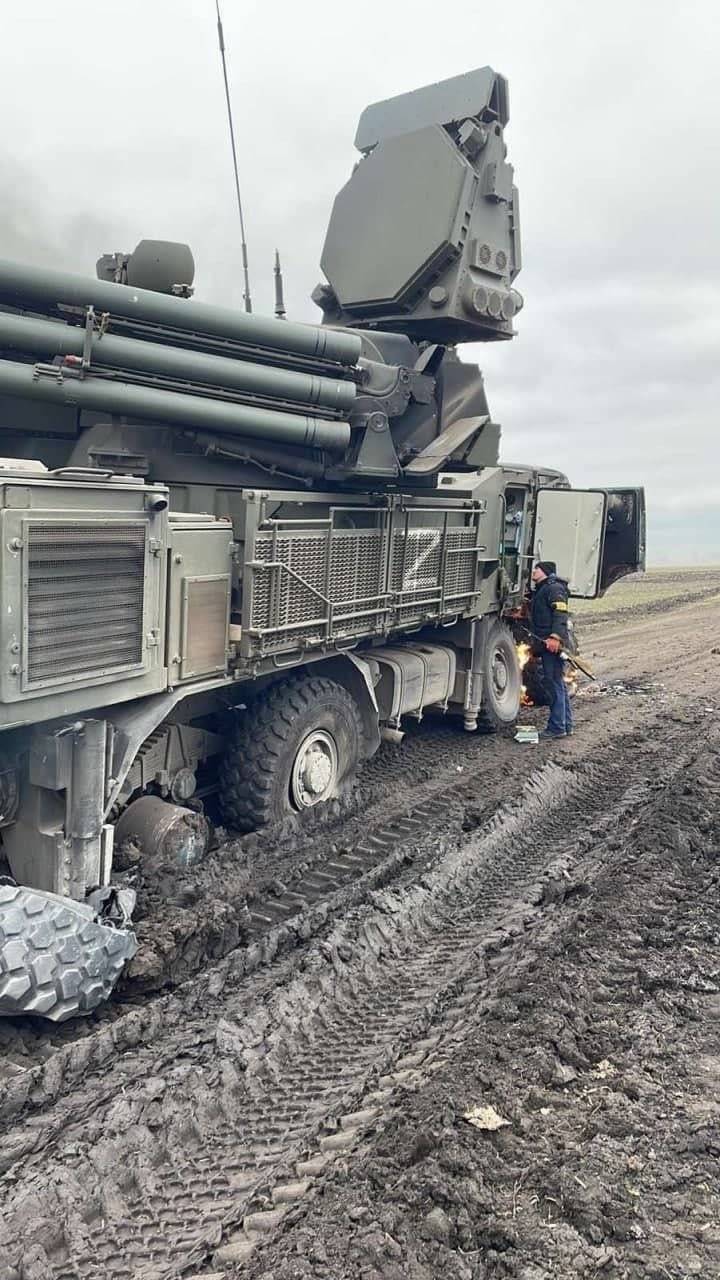这辆俄罗斯铠甲-S1飞弹车右后轮卡在泥淖中，右后轮的轮胎竟然整个脆化、破裂、脱落。（图翻摄自Trent Telenko推特）(photo:LTN)