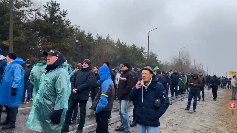 乌克兰民众聚集于安赫德（Enerhodar）当地一座核电厂外，尝试驱逐进犯俄军。（图撷取自@antiputler_news推特）(photo:LTN)